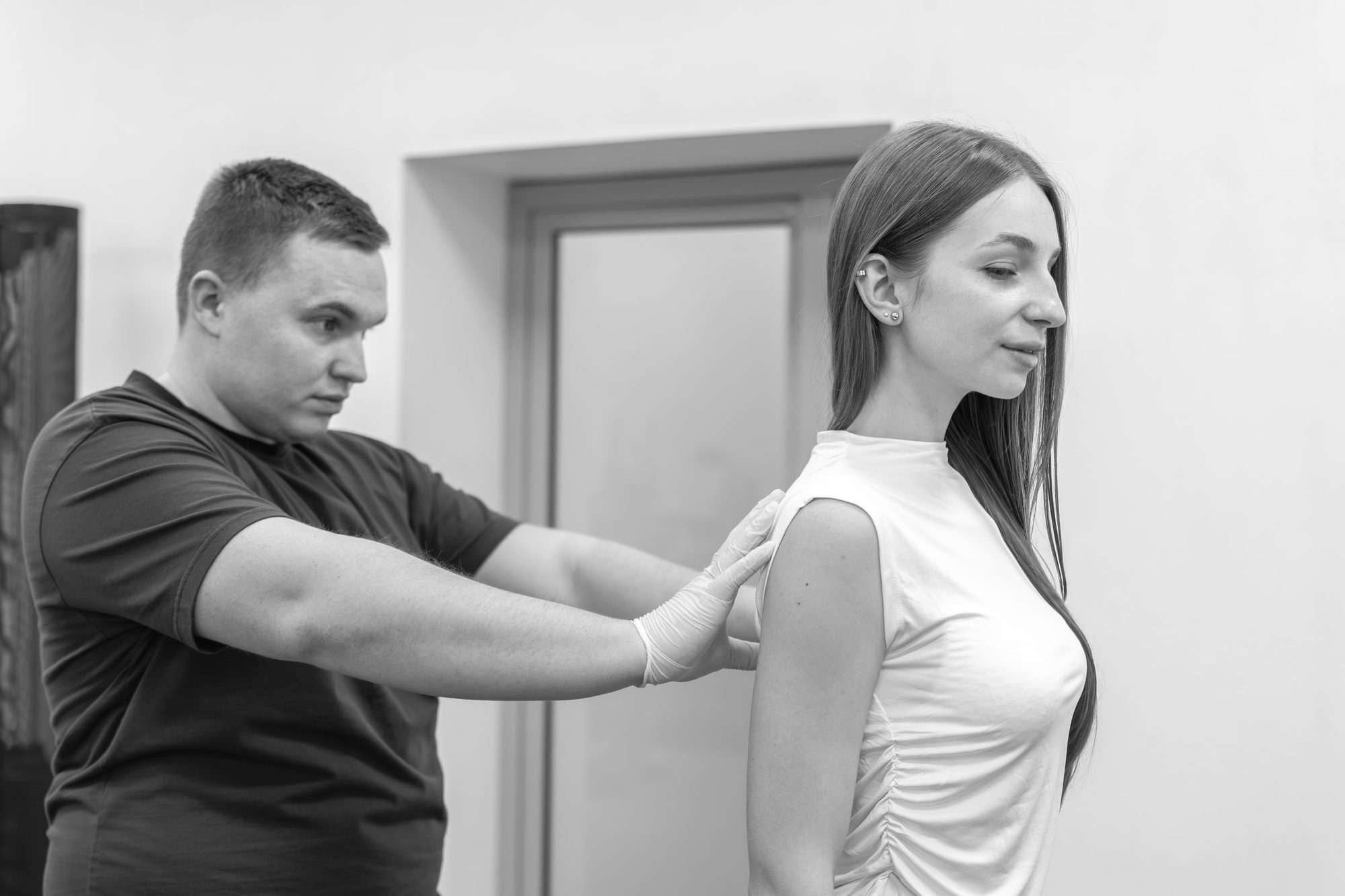 Ejercicio con banda elástica guiado por el profesional