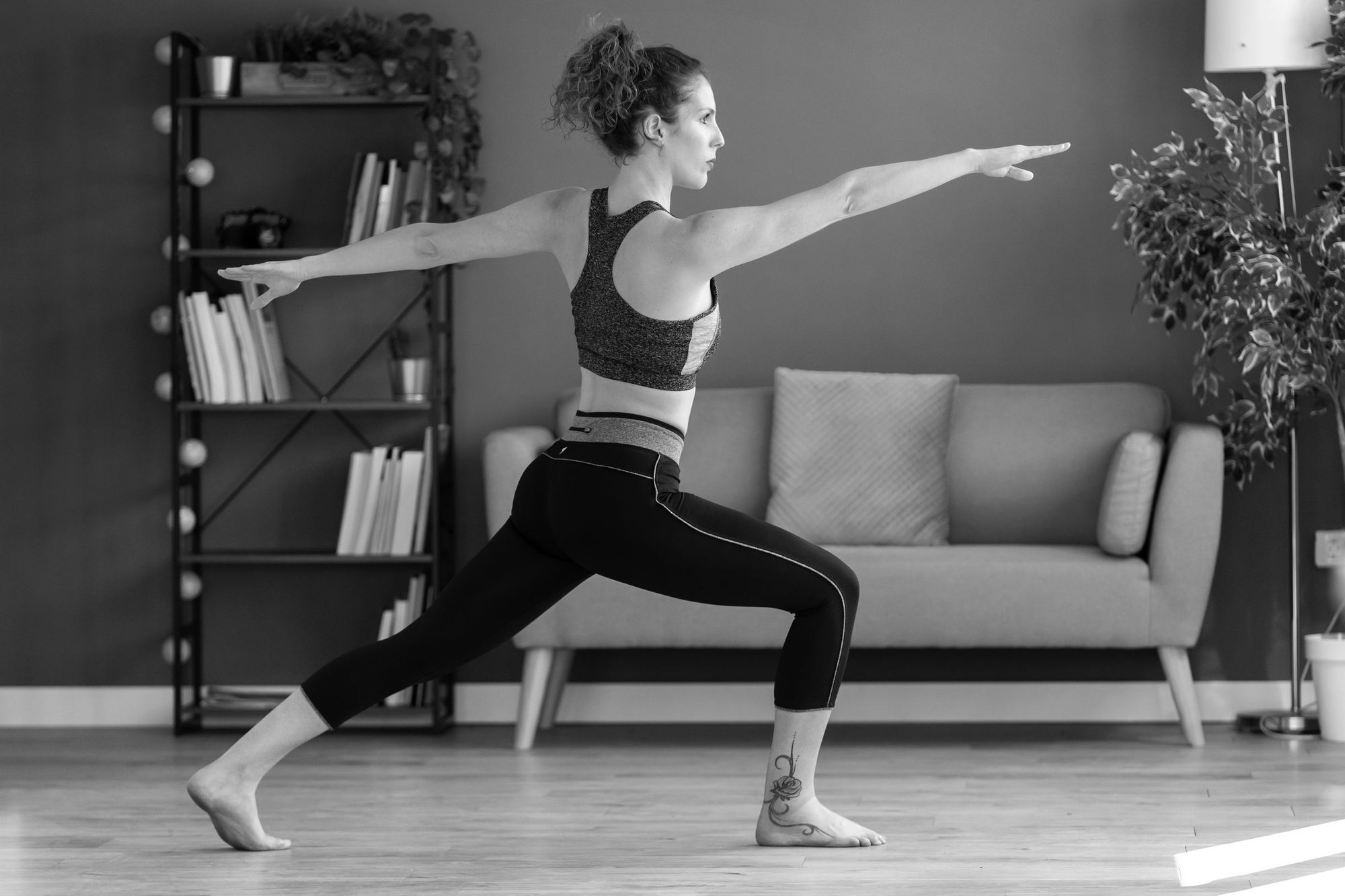 Ejercicio postural en una sala de entrenamiento